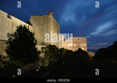 Coucher de soleil sur le mur de pierre fortifications de la vieille ville de Dubrovnik, Croatie. Banque D'Images