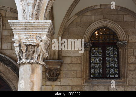 Les colonnes et arcades du palais du Recteur dans la vieille ville de Dubrovnik, Croatie. Banque D'Images