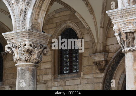 Les colonnes et arcades du palais du Recteur dans la vieille ville de Dubrovnik, Croatie. Banque D'Images