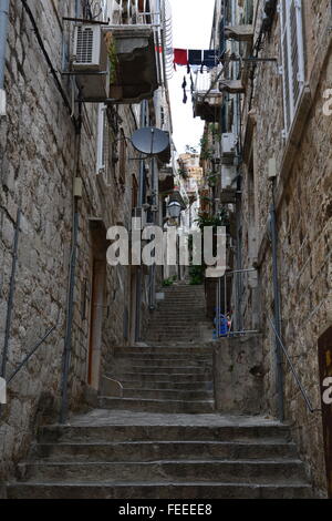 Escaliers grimper sur l'une des étroites ruelles de la vieille ville de Dubrovnik, Croatie. Banque D'Images