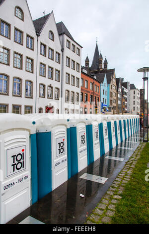 Toilette cabines mobiles au cours de carnaval de rue dans la vieille ville, Cologne, Allemagne, Banque D'Images