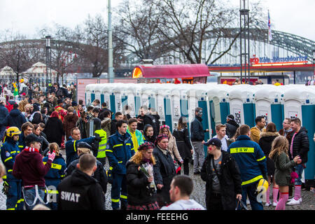 Toilette cabines mobiles au cours de carnaval de rue dans la vieille ville, Cologne, Allemagne, Banque D'Images
