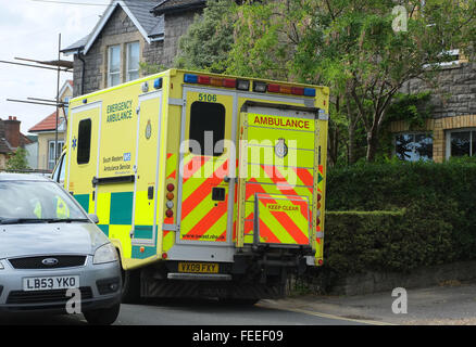 Ambulance britannique stationnée sur le bord de la route alors que l'équipage est avec un patient dans la chambre. Banque D'Images