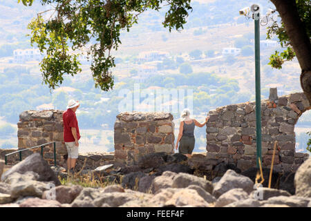 L'homme et la femme jouissant de la vue sur la campagne environnante du château de Molyvos et sur l'île grecque de Lesbos en Grèce Banque D'Images