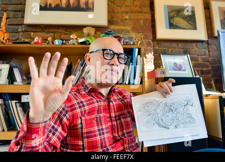 New York, USA. 21 Jan, 2016. Mak Kam montre le croquis de l'année du singe stamp dans son studio de Brooklyn, New York, États-Unis, le 21 janvier 2016. Mak Kam a débuté son travail de la conception de l'années de Nouvelle Année lunaire chinoise stamps représentant les symboles du zodiaque chinois pour le Service postal des États-Unis en 2008 et il a déjà créé 9 stamps jusqu'à présent, y compris l'année du singe de timbres commémoratifs pour toujours cette année. Mak Kam est un artiste qui est né à Hong Kong en Chine et a grandi à New York City's Chinatown. © Wang Lei/Xinhua/Alamy Live News Banque D'Images