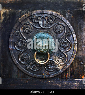 Heurtoir antique sur une porte en bois sur façade de cathédrale Maria Unserer Lieben Frau (Dom) à Augsbourg, Allemagne Banque D'Images