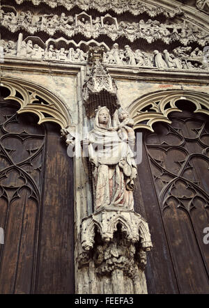 La figure de la Vierge Maria avec bébé sur façade de cathédrale Maria Unserer Lieben Frau (Dom) à Augsbourg, Allemagne Banque D'Images