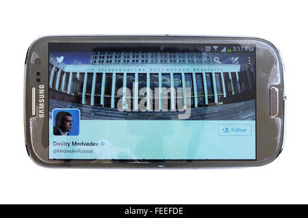 Le compte Twitter de Dmitri Medvedev sur un smartphone écran photographié sur un fond blanc. Banque D'Images