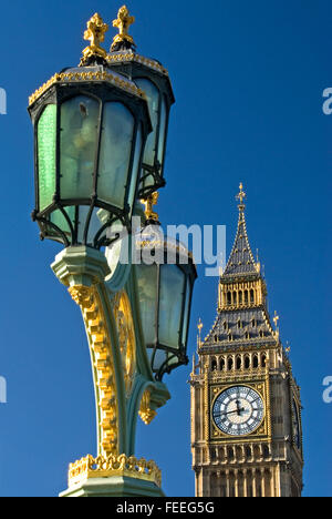 Big Ben clock et La Reine Elizabeth tower dans le centre de Londres avec des rues de Westminster Bridge, Londres Banque D'Images