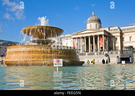 En dehors de la fontaine de la National Gallery à Trafalgar Square, au centre de Londres Banque D'Images