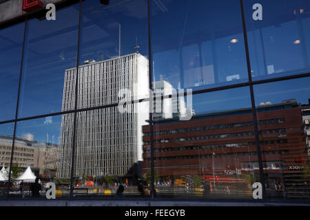 Sergels Torg reflétée dans les fenêtres, Stockholm, Suède Banque D'Images