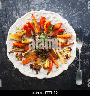 Salade de lentilles chaud rôti au four avec des légumes bio. Banque D'Images