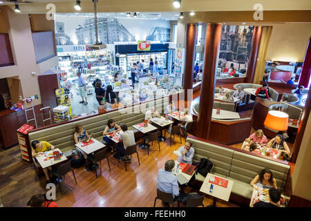 Espagne,Europe,européen,espagnol,hispanique latin Latino immigrés ethniques minorités,Madrid,Centro,Retiro,Paseo del Prado,VIPS Mart,restaurant res Banque D'Images