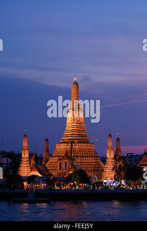 Nuit allumé Wat Arun, Temple de l'aube, vertical Banque D'Images