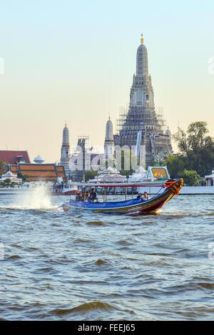 Chao Phraya Express boat et le transport Banque D'Images