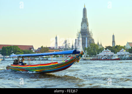 Chao Phraya Express boat et le transport Banque D'Images