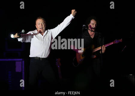 David Cassidy (L) se produit en concert à John J. Burns Park le 8 août 2015 à Massapequa Park, New York. Banque D'Images