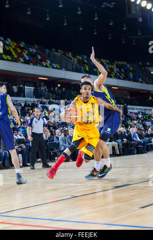 Londres, Royaume-Uni. 5e février 2016. Les Lions Londres dvd Nick Lewis (11) sur l'attaque au cours de la London Lions contre Sheffield Sharks jeu BBL à l'Arène de cuivre dans le parc olympique. Les Lions 90-84 London win Crédit : Imageplotter News et Sports/Alamy Live News Banque D'Images