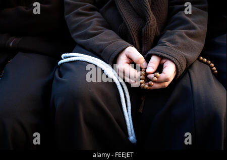 Rome, Italie. 05Th Feb 2016. Un frère capucin prie devant la masse de Padre Pio dans l'église de San Salvatore in Lauro. Credit : Claudia Borgia/Pacific Press/Alamy Live News Banque D'Images