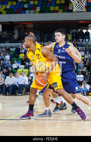 Londres, Royaume-Uni. 5e février 2016. Les Lions de Londres' Demond Watt (21) tente de passer le ballon mais est bloqué par Sheffield Colin chanter (23) au cours de la London Lions contre Sheffield Sharks jeu BBL à l'Arène de cuivre dans le parc olympique. Les Lions 90-84 London win Crédit : Imageplotter News et Sports/Alamy Live News Banque D'Images