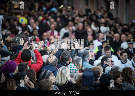 Rome, Italie. 05Th Feb 2016. Procession avec les reliques de Padre Pio et San Leopoldo pour le Jubilé de la miséricorde. Credit : Andrea Ronchini/Pacific Press/Alamy Live News Banque D'Images