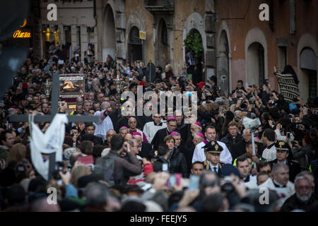 Rome, Italie. 05Th Feb 2016. Procession avec les reliques de Padre Pio et San Leopoldo pour le Jubilé de la miséricorde. Credit : Andrea Ronchini/Pacific Press/Alamy Live News Banque D'Images