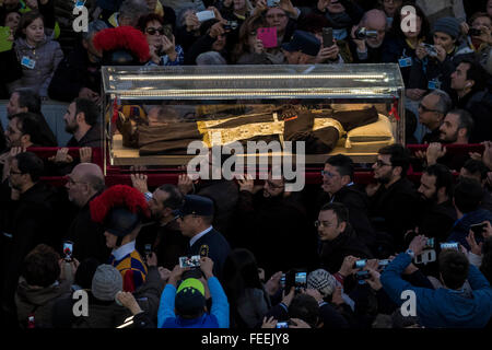 Cité du Vatican, Vatican. 05Th Feb 2016. Les reliques de Saint Pio de Pietrelcina, mieux connu sous le nom de Padre Pio, s'effectue sur la Place Saint Pierre au Vatican. Padre Pio est devenu célèbre pour le palier les stigmates, qui sont les marques du Christ, pour la plus grande partie de sa vie, ce qui génère beaucoup d'intérêt et de controverse. Il était à la fois béatifié et canonisé (1999) (2002) par le Pape Jean Paul II. Credit : Giuseppe Ciccia/Pacific Press/Alamy Live News Banque D'Images