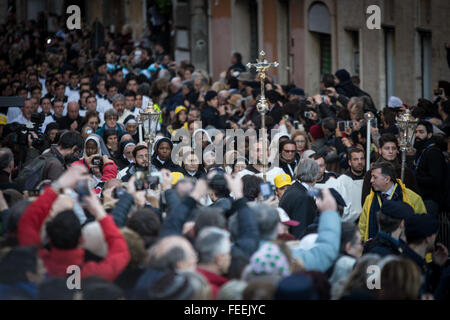 Rome, Italie. 05Th Feb 2016. Procession avec les reliques de Padre Pio et San Leopoldo pour le Jubilé de la miséricorde. Credit : Andrea Ronchini/Pacific Press/Alamy Live News Banque D'Images