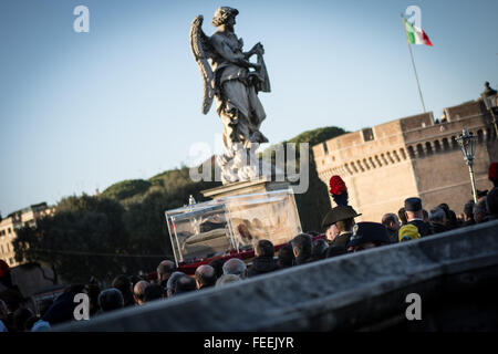 Rome, Italie. 05Th Feb 2016. Un moment de passage de la procession sur le pont Saint Angelo Procession avec les reliques de Padre Pio et San Leopoldo pour le Jubilé de la miséricorde. Credit : Andrea Ronchini/Pacific Press/Alamy Live News Banque D'Images