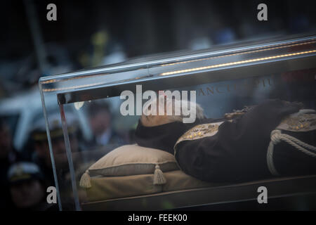 Rome, Italie. 05Th Feb 2016. (NOTE DU RÉDACTEUR : Image contient contenu graphique.) Les restes de Saint Pio. Procession avec les reliques de Padre Pio et San Leopoldo pour le Jubilé de la miséricorde. Credit : Andrea Ronchini/Pacific Press/Alamy Live News Banque D'Images