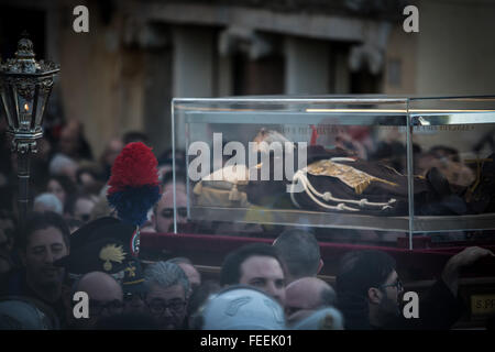 Rome, Italie. 05Th Feb 2016. (NOTE DU RÉDACTEUR : Image contient contenu graphique.) Les restes de Saint Pio. Procession avec les reliques de Padre Pio et San Leopoldo pour le Jubilé de la miséricorde. Credit : Andrea Ronchini/Pacific Press/Alamy Live News Banque D'Images