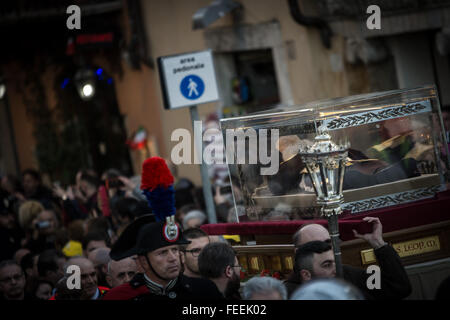 Rome, Italie. 05Th Feb 2016. (NOTE DU RÉDACTEUR : Image contient contenu graphique.) Les restes de Saint Pio. Procession avec les reliques de Padre Pio et San Leopoldo pour le Jubilé de la miséricorde. Credit : Andrea Ronchini/Pacific Press/Alamy Live News Banque D'Images