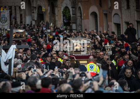 Rome, Italie. 05Th Feb 2016. Procession avec les reliques de Padre Pio et San Leopoldo pour le Jubilé de la miséricorde. Credit : Andrea Ronchini/Pacific Press/Alamy Live News Banque D'Images