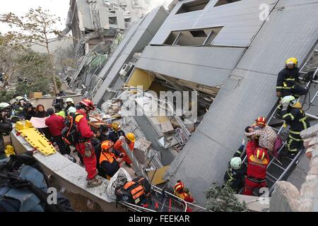 Tainan. Feb 6, 2016. Les sauveteurs transférer un prisonnier résident à un site quake dans Tainan, dans le sud-est de Taïwan. , Le 6 février 2016. Au moins trois personnes dont un enfant ont été tués et des dizaines blessés lorsqu'une tour d'habitation s'est effondré après un séisme de magnitude 6,4 a frappé les pays voisins à Tainan Kaohsiung 3:57 heure locale le samedi (1957 GMT vendredi). Source : Xinhua/Alamy Live News Banque D'Images