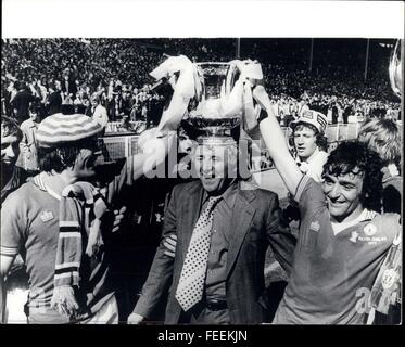 1973 - Manchester United remporte la finale de la F.A. Cup en battant Liverpool par 2-1 : à Wembley samedi dernier Manchester United a battu Liverpool par deux buts à un en finale de la F.A. Cup. Pour leur manager Tommy Docherty, c'était son premier succès à Wembley au cours des 20 dernières années, en tant que joueur et manager qu'il n'avait jamais gagné à Wembley, United étaient les finalistes esten l'an dernier, battus par Southampton 1-0, donc cette année a été la meilleure heure de Tommy. Photo montre : Tommy Docherty avec la F.A. Cup sur sa tête avec l'aide du buteur Stuart Pearson, à gauche et Lou Macari comme ils font un tour d'honneur aroun Banque D'Images