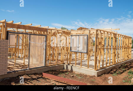 La nouvelle construction résidentielle Maison ossature bois contre un ciel bleu. Banque D'Images