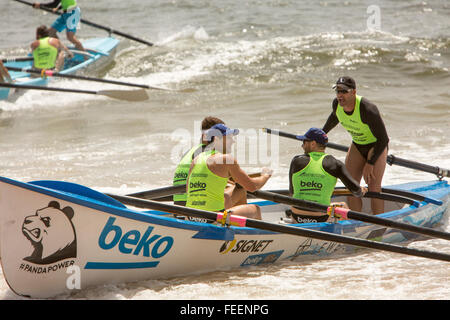 Sydney, Australie. 6 Février, 2016. Ocean Thunder un Surf boat racing télévisé tenu le Collaroy Beach, Sydney, avec mens womens élite et surf voile série. Modèle : crédit10/Alamy Live News Banque D'Images