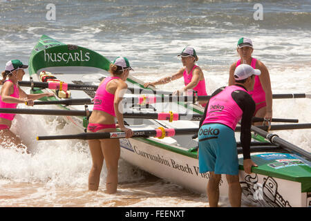 Sydney, Australie. 6 Février, 2016. Ocean Thunder un Surf boat racing télévisé tenu le Collaroy Beach, Sydney, avec mens womens élite et surf voile série. Modèle : crédit10/Alamy Live News Banque D'Images