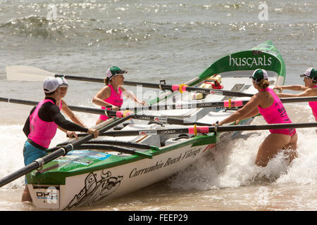 Sydney, Australie. 6 Février, 2016. Ocean Thunder un Surf boat racing télévisé tenu le Collaroy Beach, Sydney, avec mens womens élite et surf voile série. Modèle : crédit10/Alamy Live News Banque D'Images