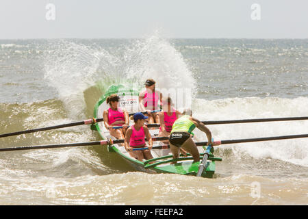 Sydney, Australie. 6th février 2016. Ocean Thunder un événement télévisé de course de bateaux Professional Surf qui a eu lieu sur la plage de Collaroy, à Sydney, en Nouvelle-Galles du Sud, avec des séries de bateaux de surf Elite pour hommes et femmes. Sur la photo, les femmes plantent leur bateau de surf sur la vague entrante Banque D'Images