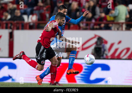 Tijuana, au Mexique. Feb, 2016 5. Javier Gandolfi (avant) de Xolos rivalise avec Jorge Benitez de Cruz Azul durant leur match correspondant à la journée 5 de la clôture 2016 Tournoi de Ligue MX à Tijuana, Mexique, le 5 février 2016. Le match se termine par un nul 1-1. © Guillermo Arias/Xinhua/Alamy Live News Banque D'Images