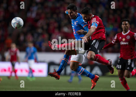 Tijuana, au Mexique. Feb, 2016 5. Javier Gandolfi (R) de Xolos rivalise avec Jorge Benitez de Cruz Azul durant leur match correspondant à la journée 5 de la clôture 2016 Tournoi de Ligue MX à Tijuana, Mexique, le 5 février 2016. Le match se termine par un nul 1-1. © Guillermo Arias/Xinhua/Alamy Live News Banque D'Images