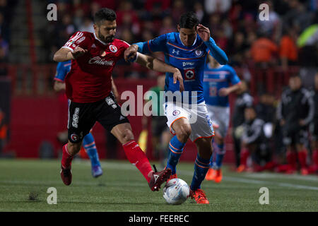 Tijuana, au Mexique. Feb, 2016 5. Javier Gandolfi (L) de Xolos rivalise avec Jorge Benitez de Cruz Azul durant leur match correspondant à la journée 5 de la clôture 2016 Tournoi de Ligue MX à Tijuana, Mexique, le 5 février 2016. Le match se termine par un nul 1-1. © Guillermo Arias/Xinhua/Alamy Live News Banque D'Images