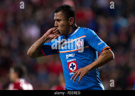 Tijuana, au Mexique. Feb, 2016 5. Cruz Azul's Julio Dominguez célèbre après avoir marqué au cours de la correspondance pour le jour 5 de la clôture 2016 Tournoi de Ligue MX contre Xolos à Tijuana, Mexique, le 5 février 2016. Le match se termine par un nul 1-1. © Guillermo Arias/Xinhua/Alamy Live News Banque D'Images