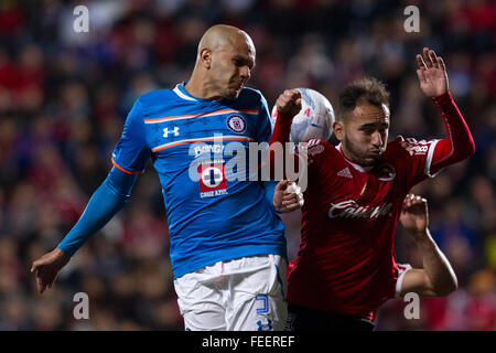 Tijuana, au Mexique. Feb, 2016 5. Carlos Guzman (R) de Xolos rivalise avec Fabio Santos de Cruz Azul durant leur match correspondant à la journée 5 de la clôture 2016 Tournoi de Ligue MX à Tijuana, Mexique, le 5 février 2016. Le match se termine par un nul 1-1. © Guillermo Arias/Xinhua/Alamy Live News Banque D'Images