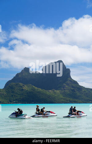 Les gens sur les Jetskis, Bora Bora, îles de la société, Polynésie Française Banque D'Images