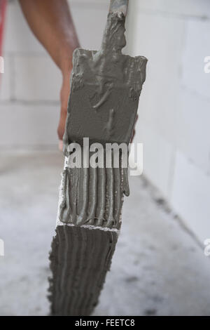 Bloc de béton léger de plâtrage travailleur, mousse de blocs de béton, matière première pour mur ou mur maison industrielle Banque D'Images