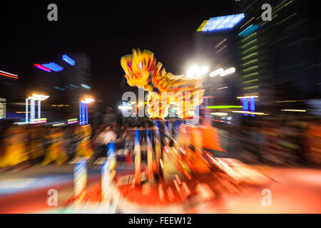 Nha Trang, Viêt Nam - Février 02, 2016 : spectacle de danse du lion acrobates accomplir au cours des compétitions de danse commémoré à la chinoise Banque D'Images