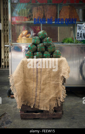 Street food vendre maison de vacances traditionnel banh tet d'enrubannage sur la rue de Nha Trang, Vietnam. Banque D'Images