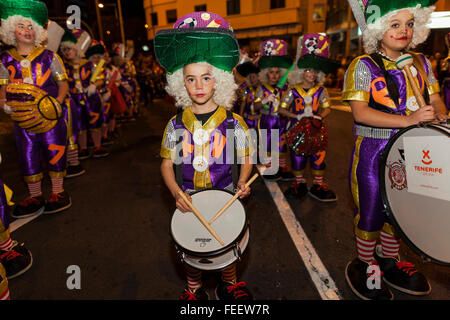 Santa Cruz de Ténérife. 5 févr. 2016. Caractères, les danseurs et les flotteurs à la parade d'ouverture du Carnaval de Santa Cruz de Tenerife. Des milliers de personnes dans les groupes de danseurs, murgas, comparsas, général et robe de célébrer le début officiel de la nuit de Carnaval avec défilé dans les rues de Santa Cruz. Banque D'Images